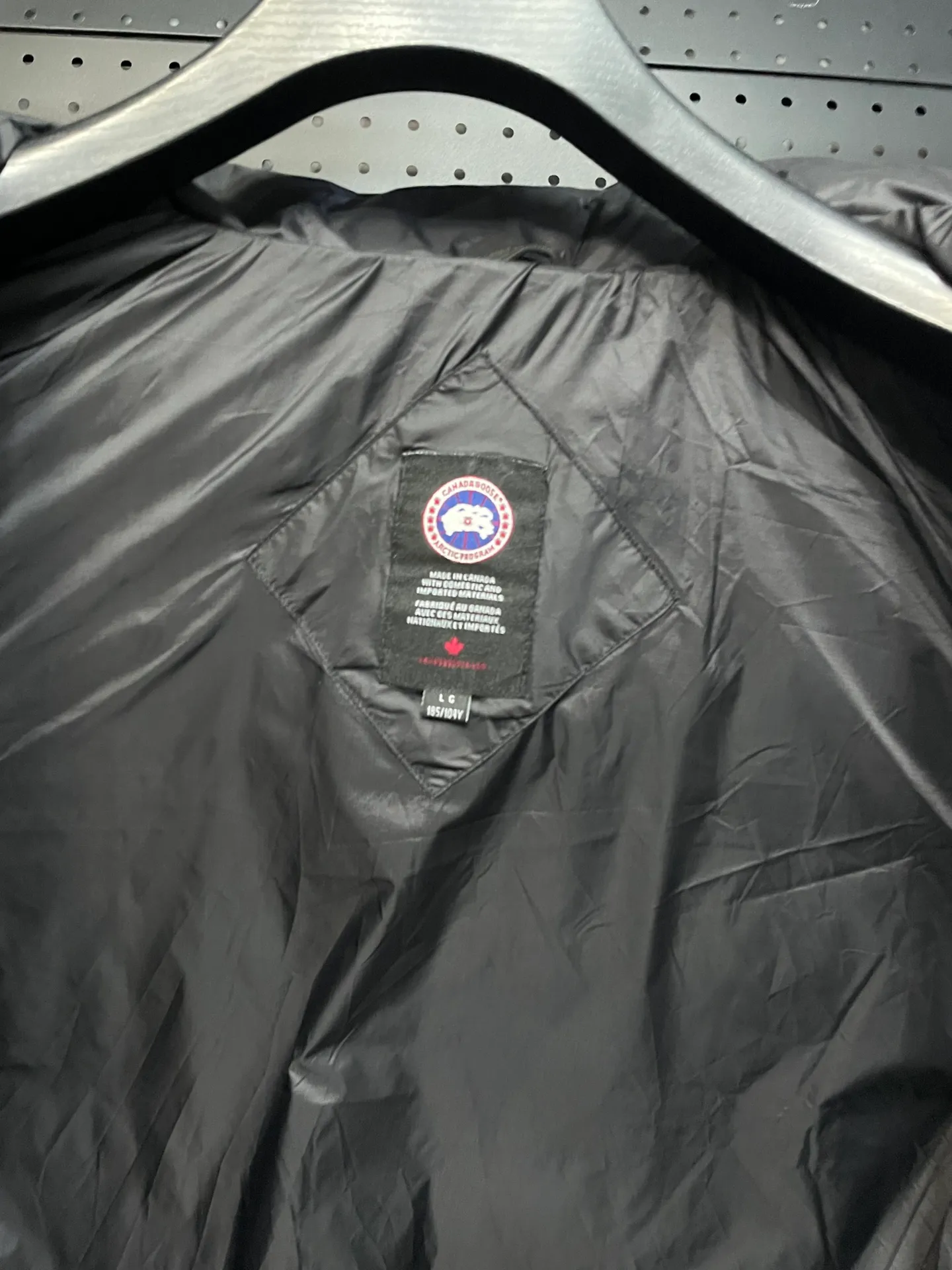 P560 Canadian brand CanadaGoose men's and women's CROFTON lightweight down vest 2229M DWR water-repellent treatment WindWall windproof fabric 700 fleece filling original mold opening details one to one production The upper body effect is stunning Exclusively available on the Xiaohongshu purchasing platform The highest version on the market Size: XS S M L XL XXL
